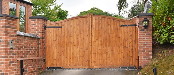 fence installation in Southend, image of large wooden gate.